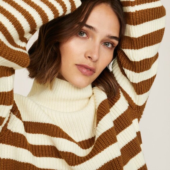 Gracelyn Turtleneck - Picture 3 of 5